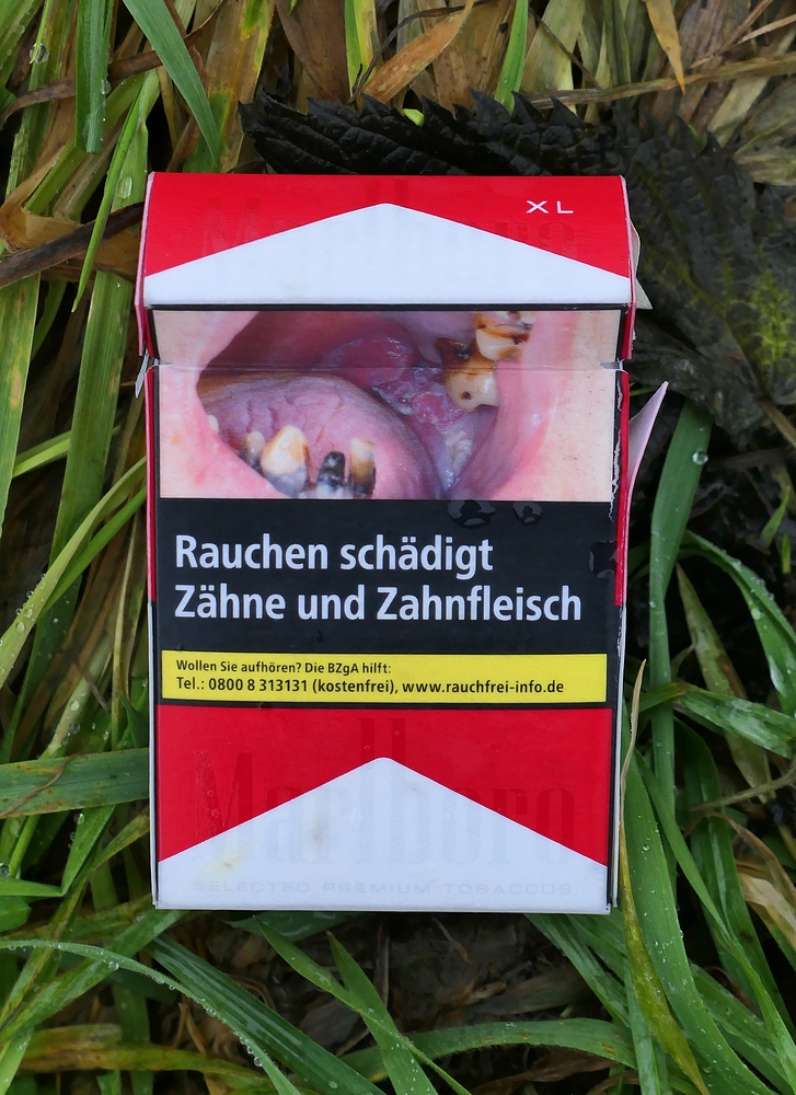 Zigarettenschachteln: Rauchen schädigt Zähne und Zahnfleisch 01