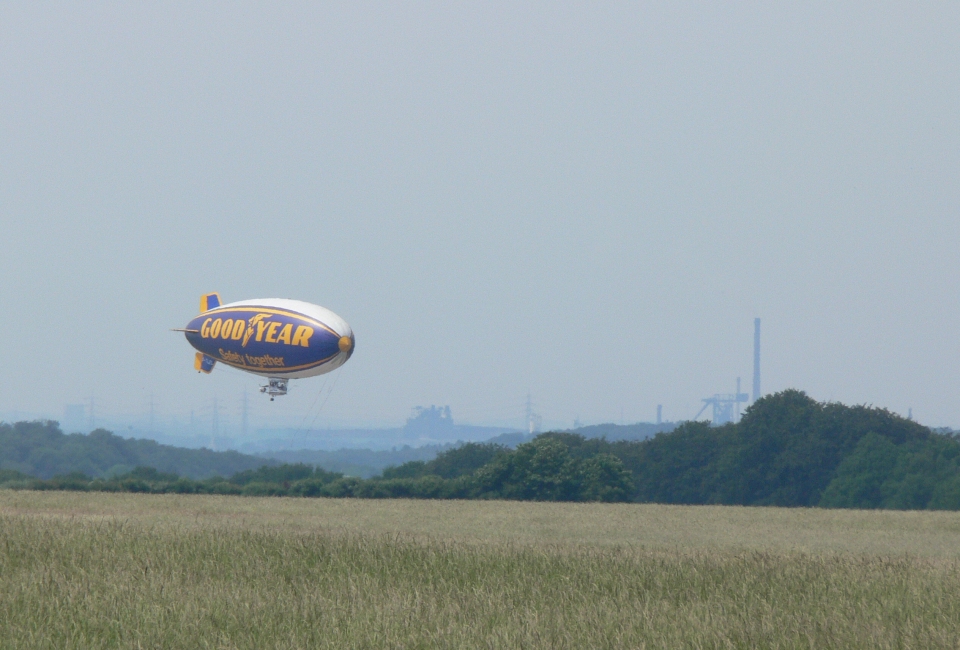 Zigarre vor Industriekulisse