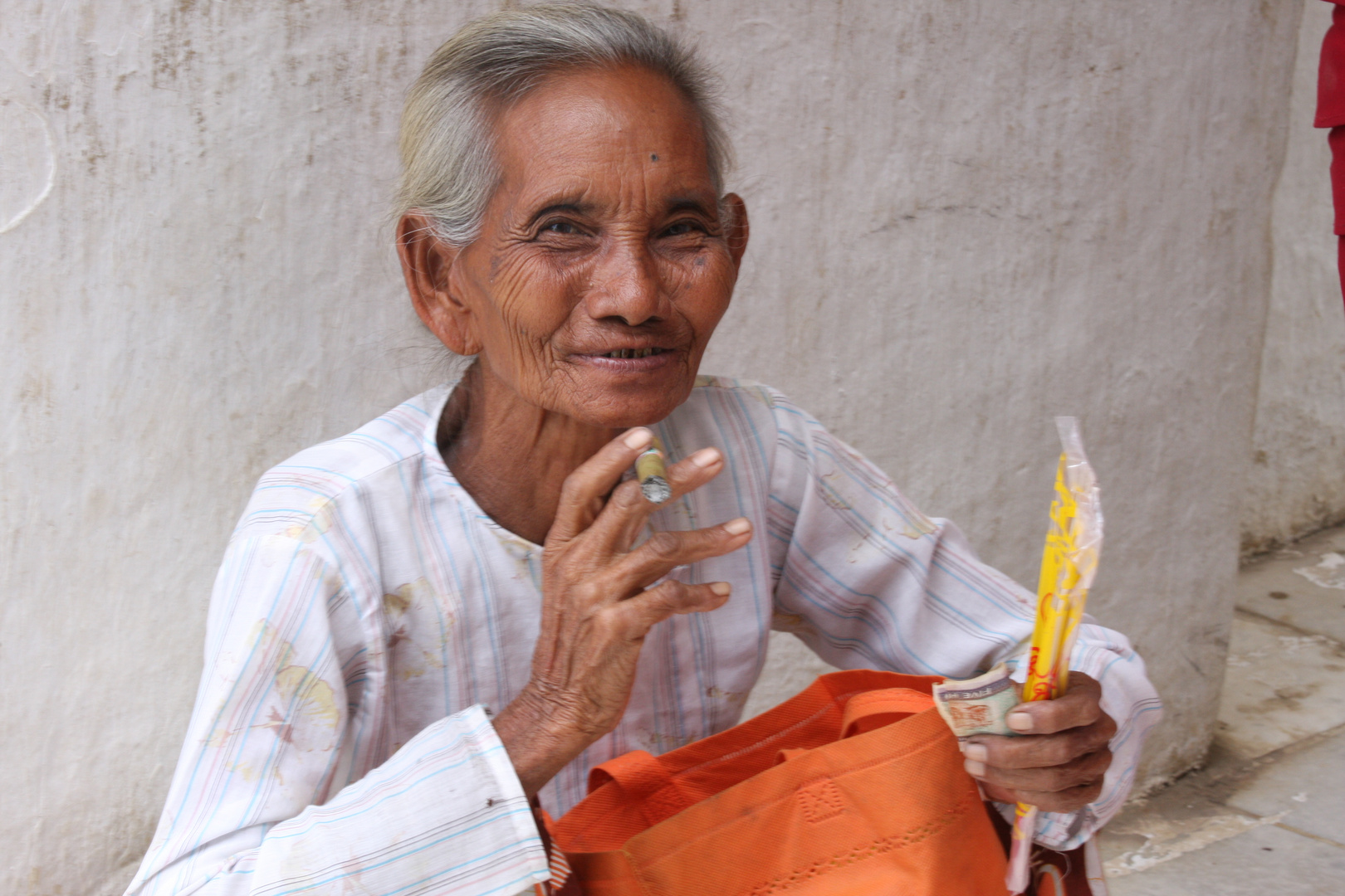 Zigarrenrauchende Frau in Myanmar