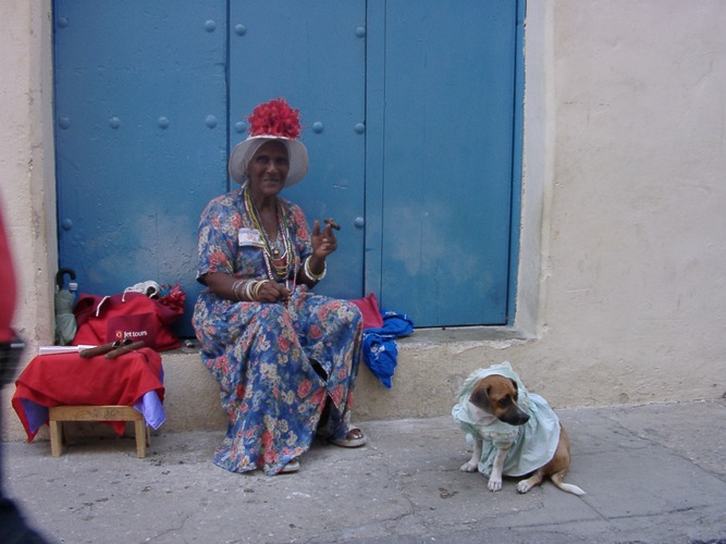 Zigarrenraucherin in Havanna