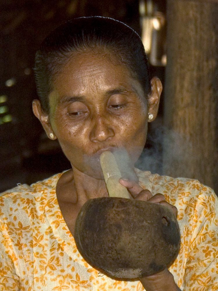 Zigarrenraucherin in Myanmar