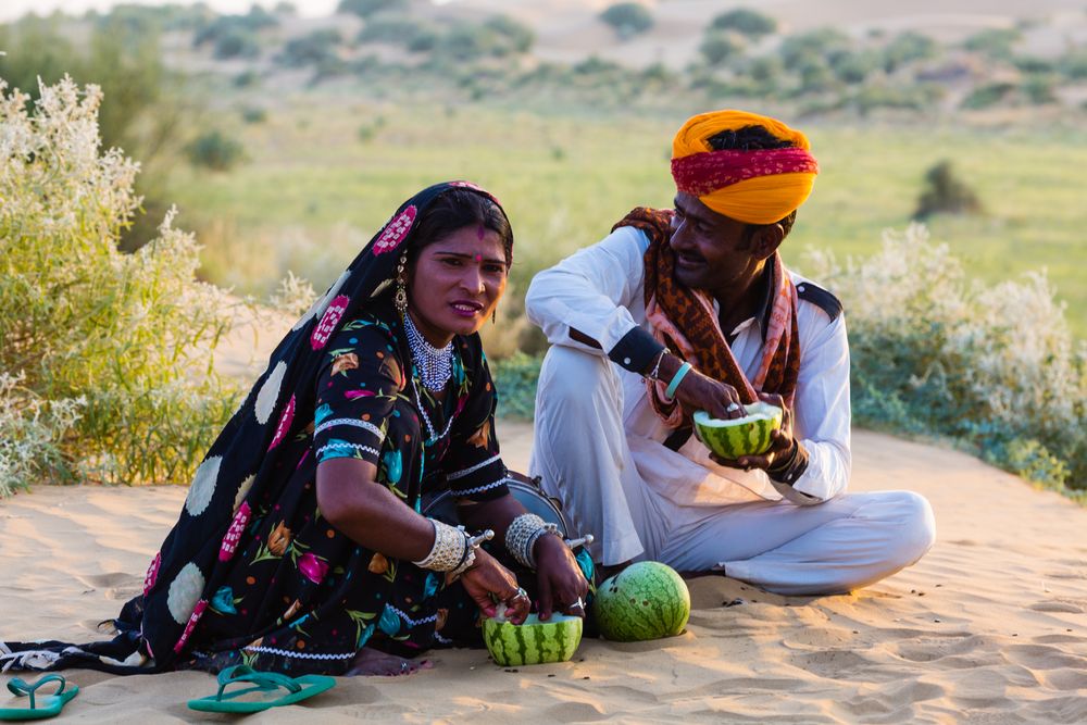 Zigeunerpaar isst Wassermelonen in der Wüste Thar