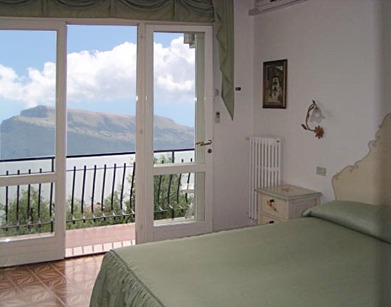 Zimmer mit Blick zum Monte Baldo