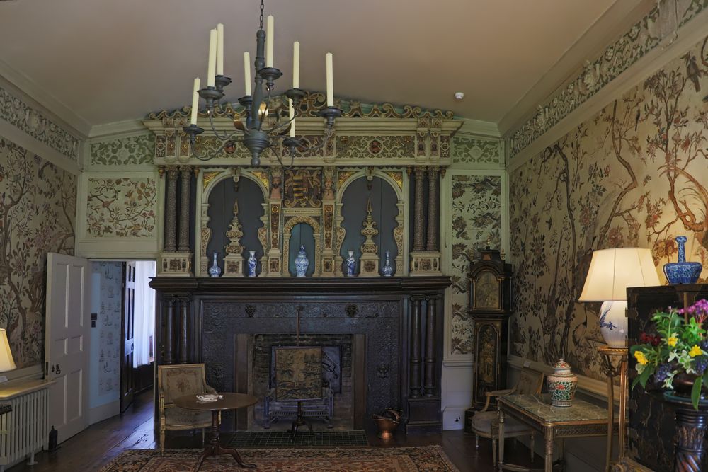 Zimmer mit Kamin (2019_04_30_EOS 6D Mark II_1711_ji) Foto & Bild