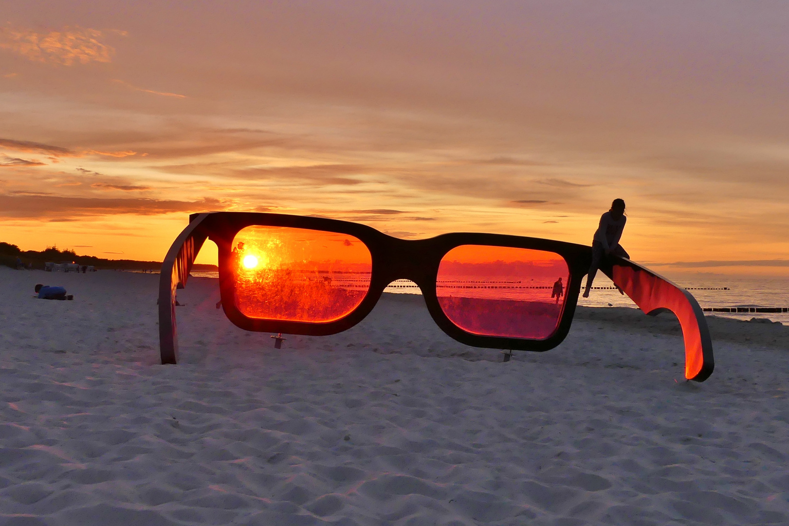 Zingst - Mit der Sonnenbrille am Strand 