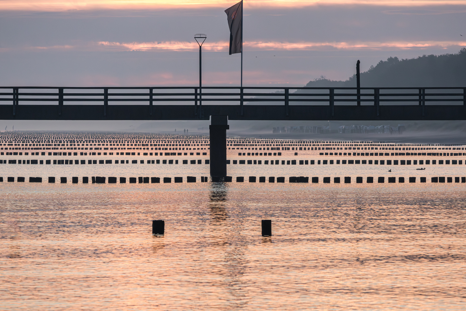 Zingst - Morgens an der Seebrücke