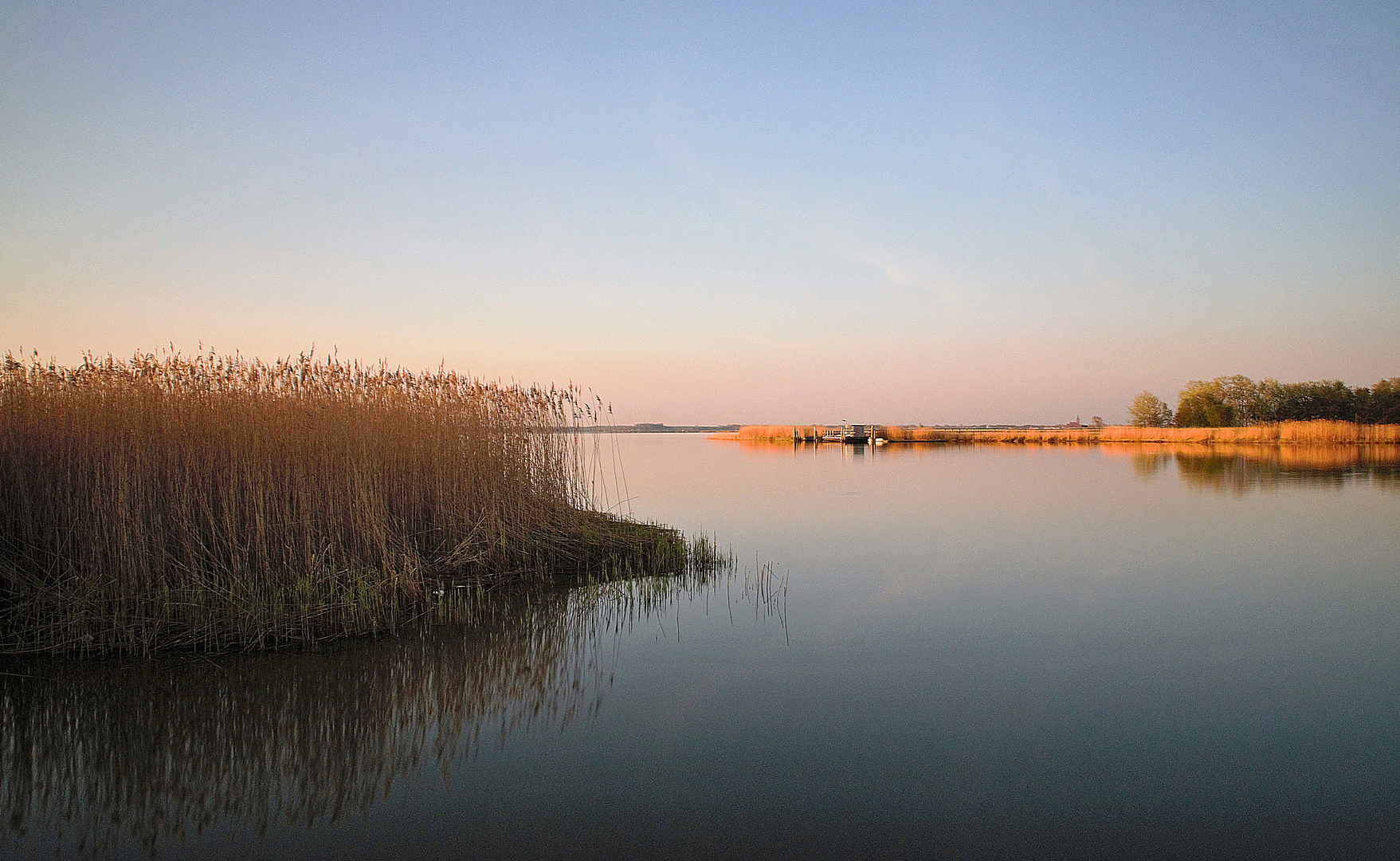 Zingst-Müggenburg bei aufgehender Sonne am Bodden