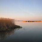 Zingst-Müggenburg bei aufgehender Sonne am Bodden