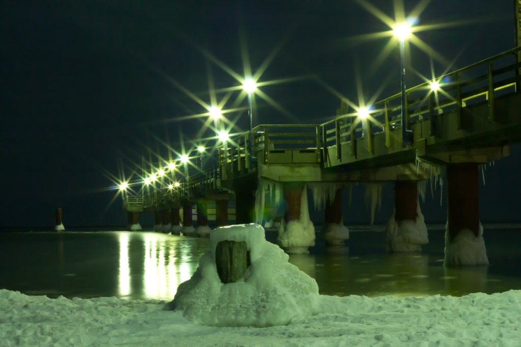 Zingster Seebrücke im Eis