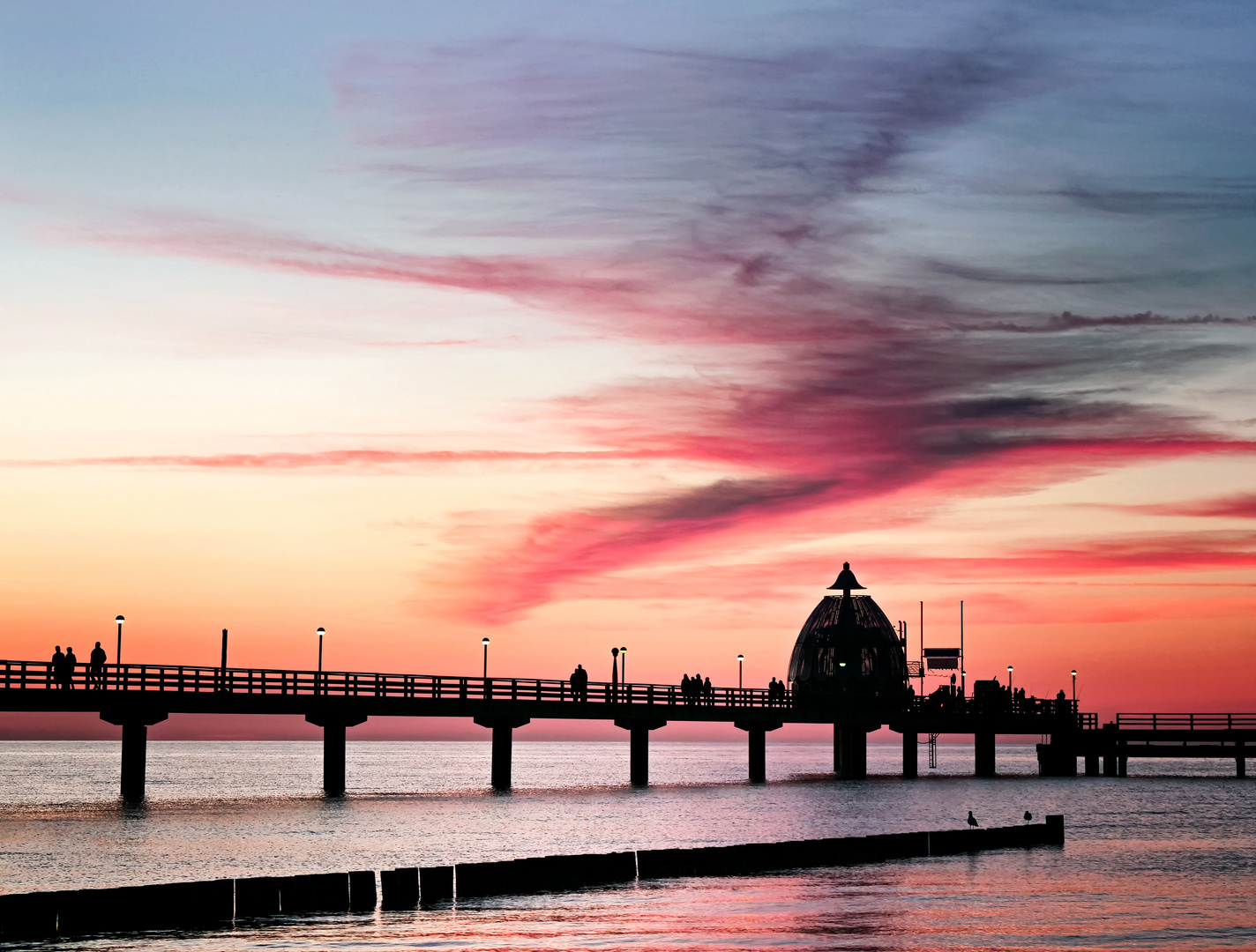 Zingster Seebrücke mit Tauchgondel    