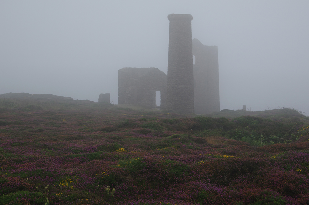 Zinnmine im Nebel