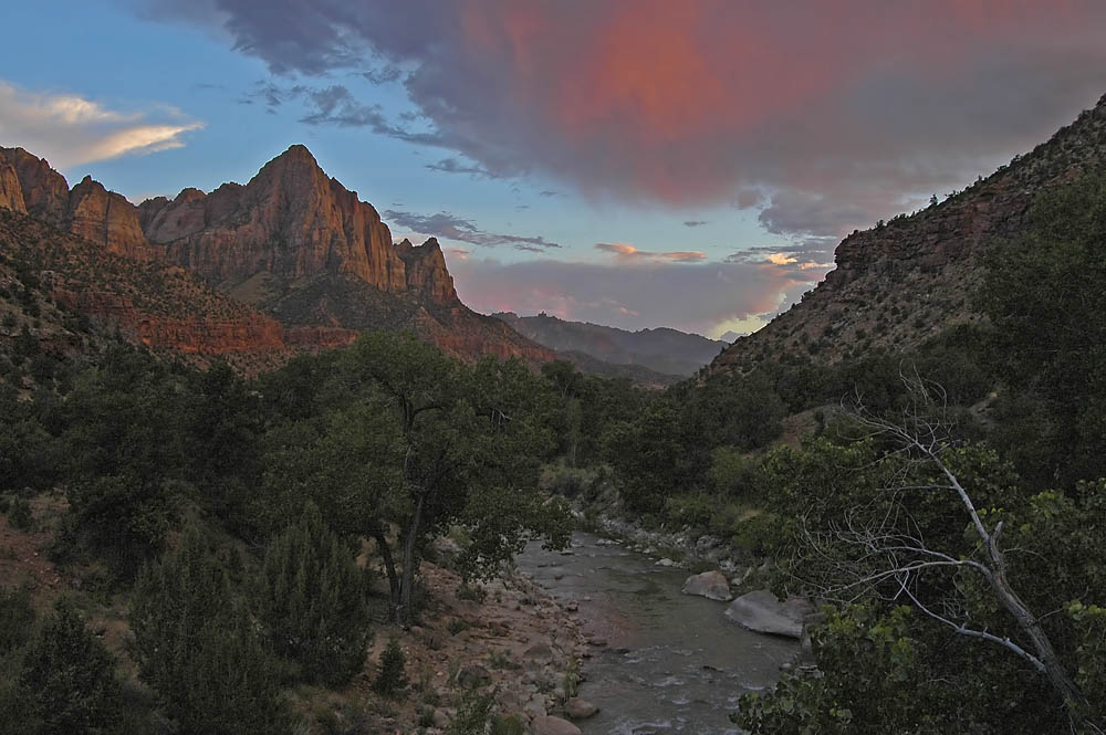 Zion Gebirgskette bei Sonnenuntergang purpur