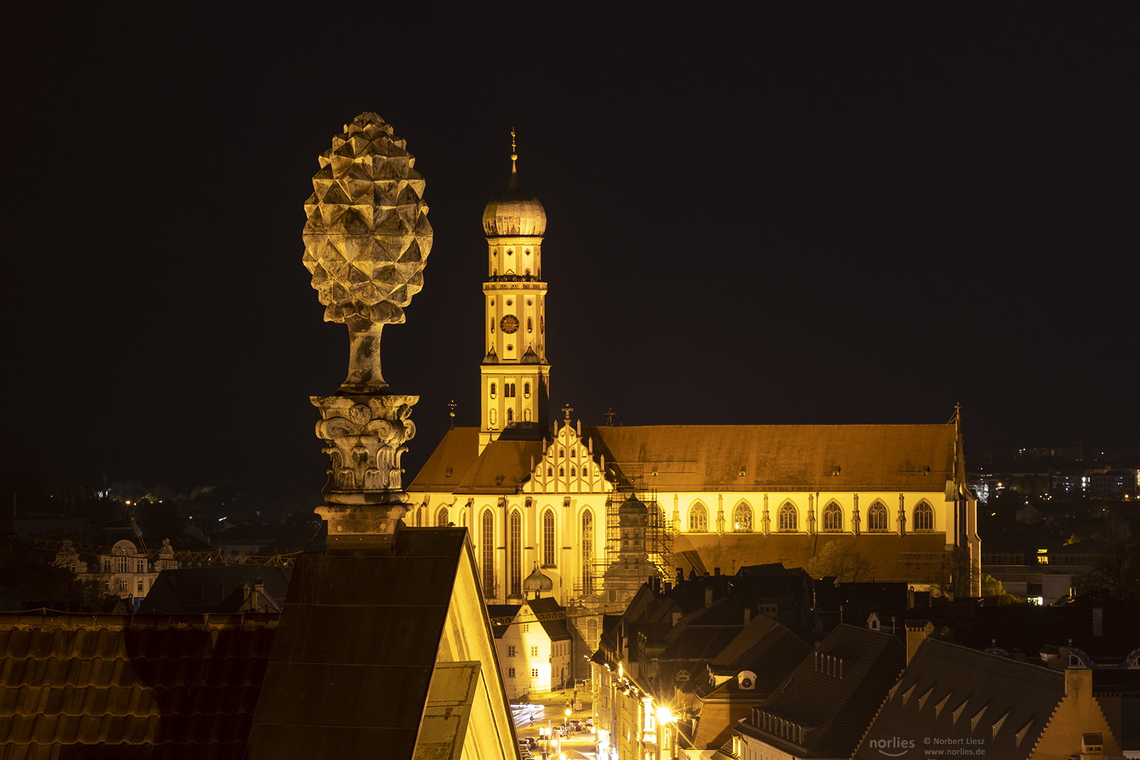 Zirbelnuss und Ulrichsbasilika