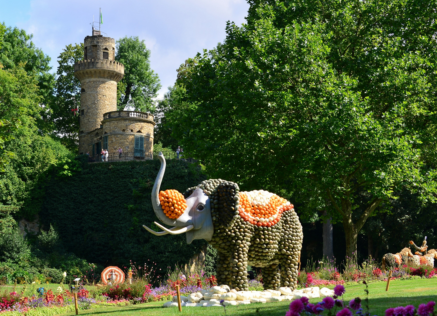 Zirkus Elefant vor dem Rapunzelturm...