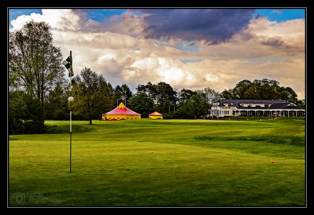 Zirkuszelt auf dem Golfplatz 