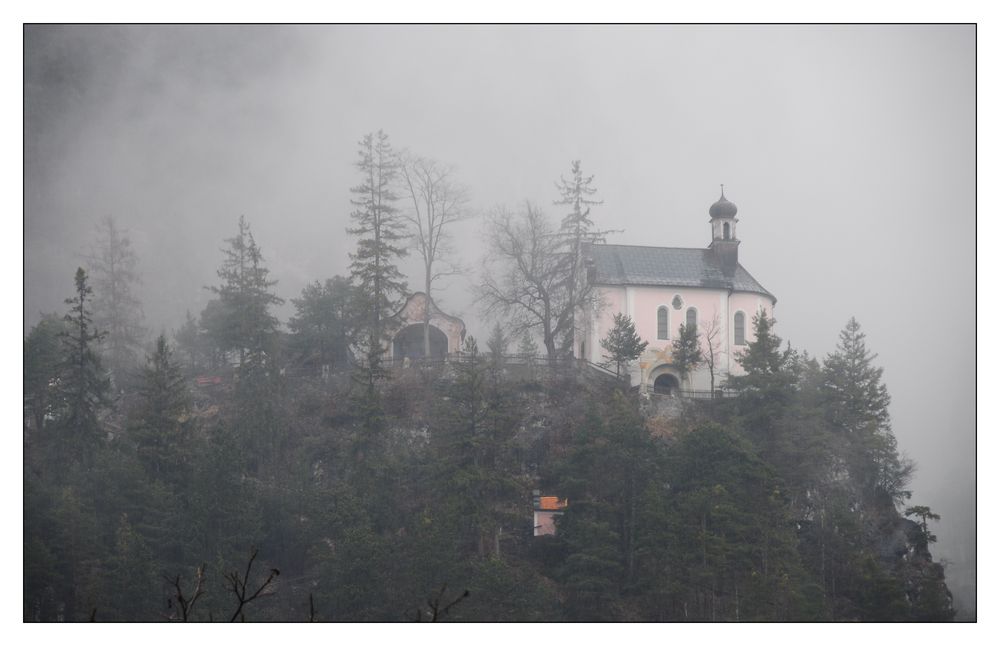 Zirl, Kapelle im Nebel