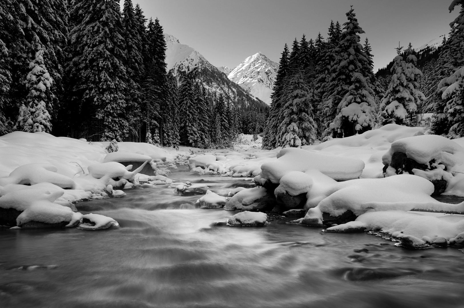 Zirmbach im Sellrain mit Gaißkogel im Hintergrund.