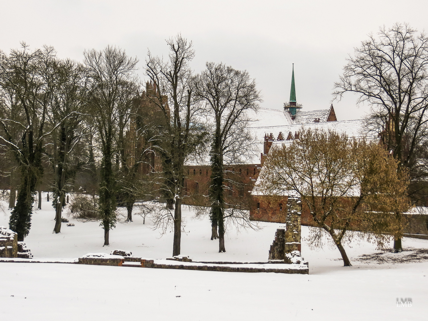 Zisterzienserkloster im Schnee
