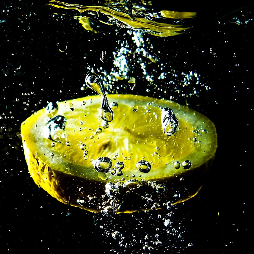 Zitrone im Wasser Foto & Bild stillleben, food, splash Bilder auf