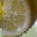 Zitrone im Wasser