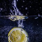 Zitrone unter Wasser