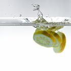 Zitronen-Scheiben über Bord