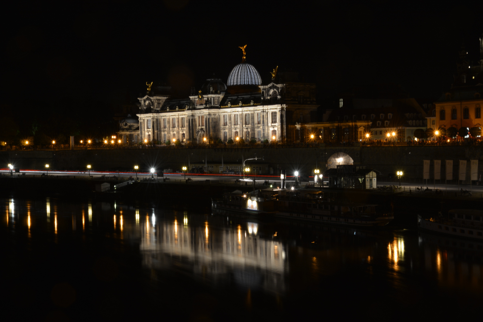 Zitronenpresse bei Nacht