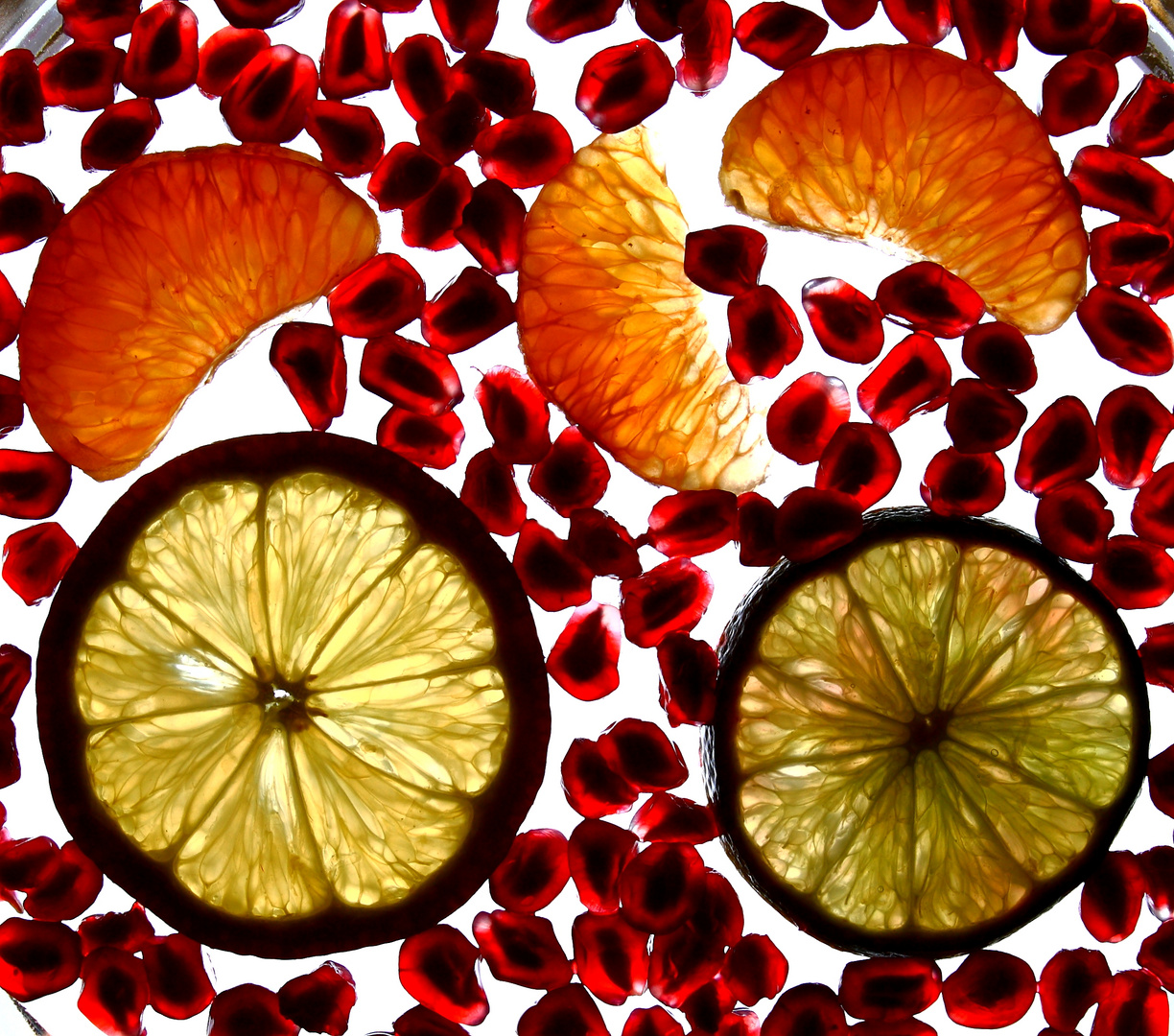 Zitrusfrüchte an Granatapfelkernspiegel