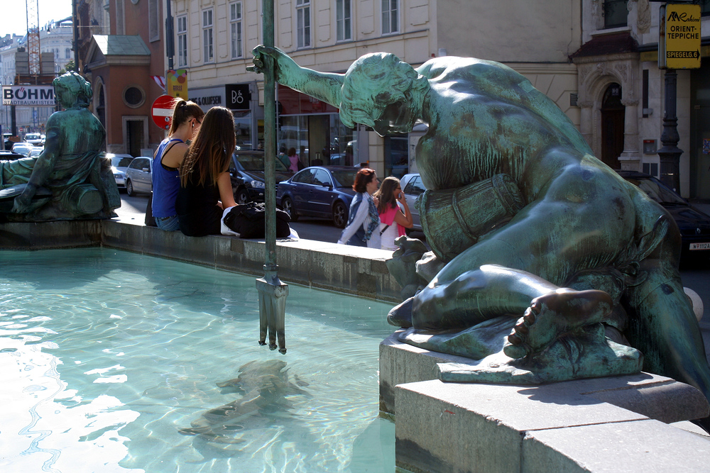 Zögerlicher Jüngling am Donnerbrunnen