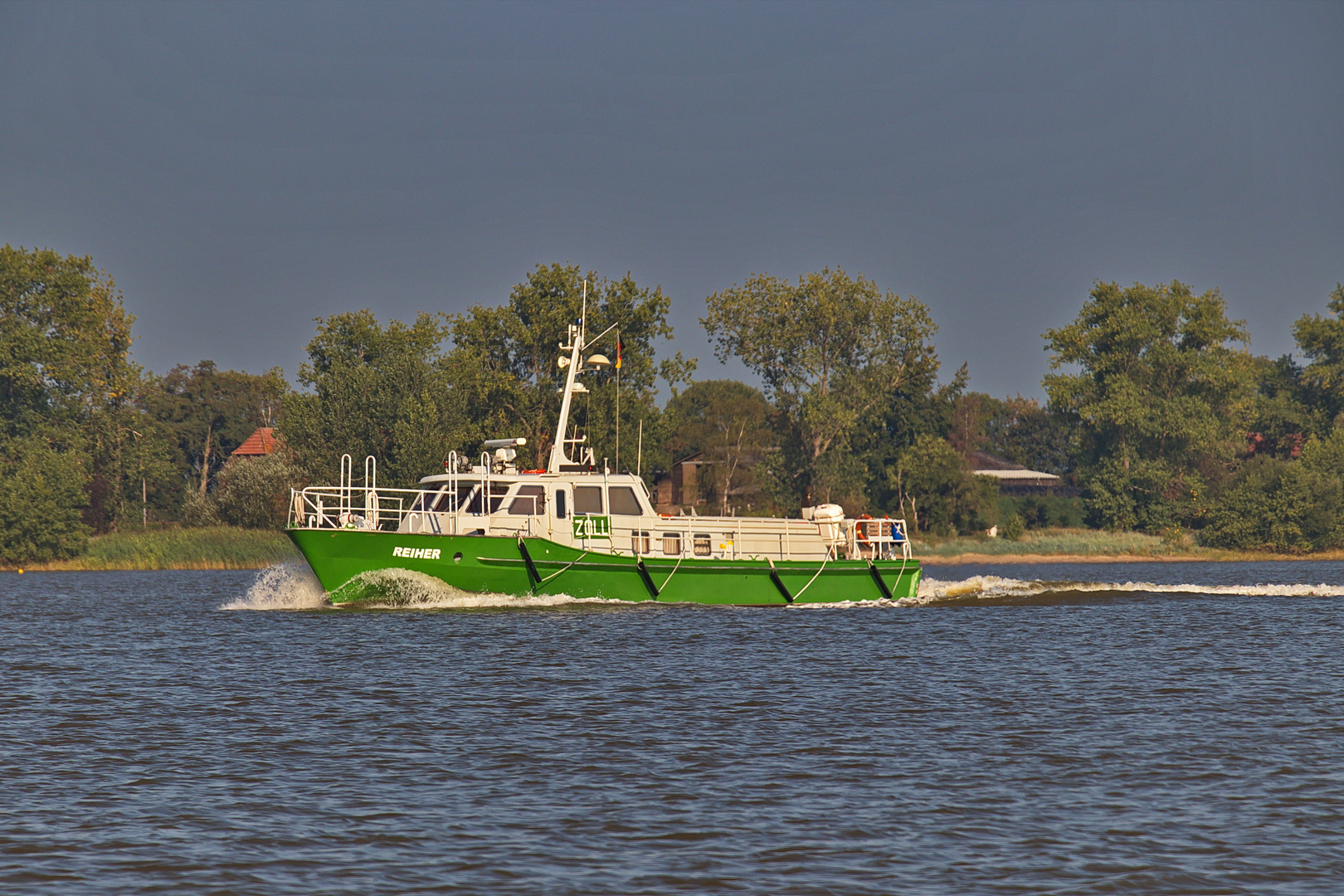 Zollboot Reiher auf der Unterweser