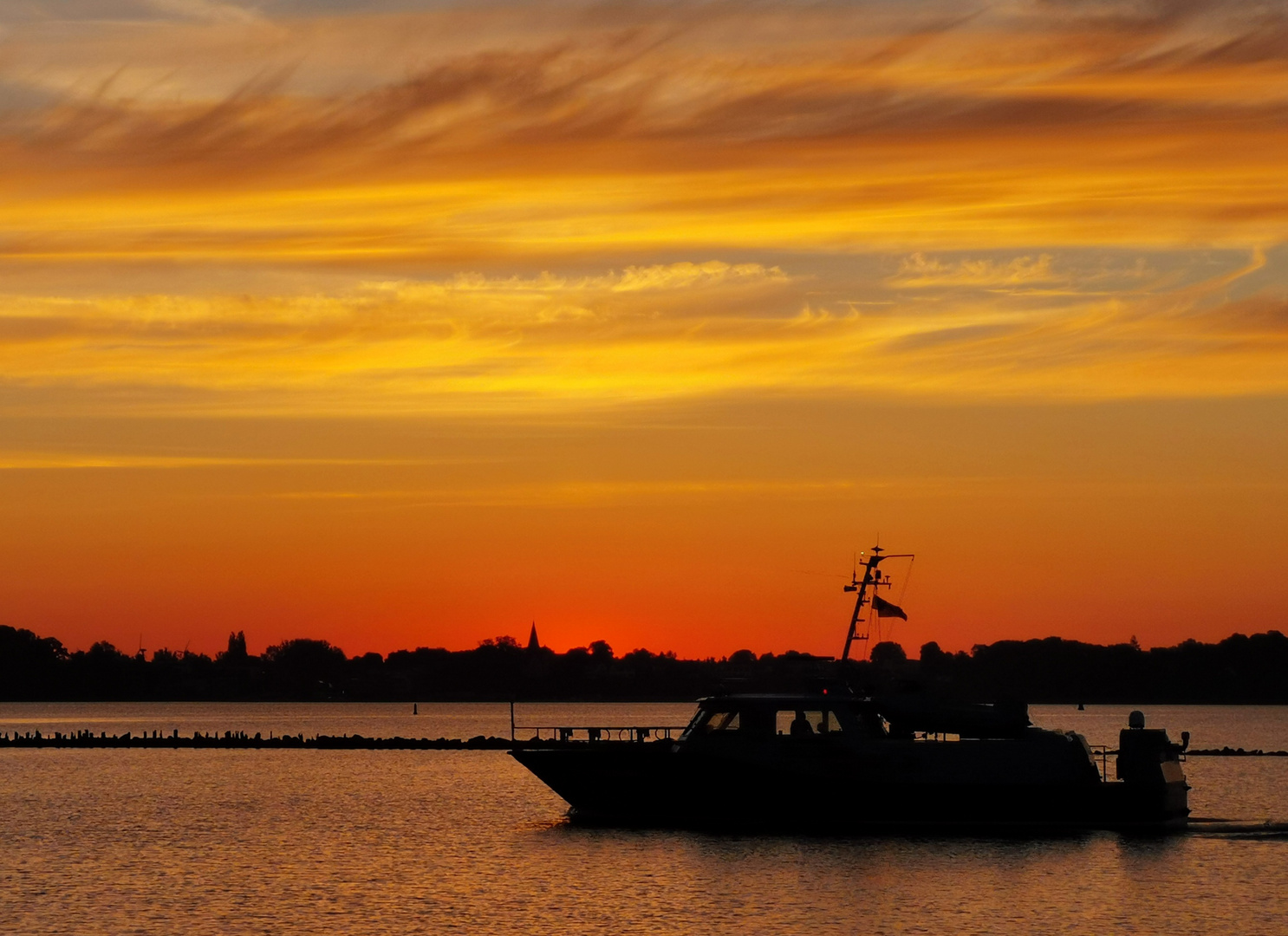 Zollboot verläßt vor Sonnenaufgang den Hafen 
