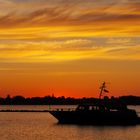Zollboot verläßt vor Sonnenaufgang den Hafen 