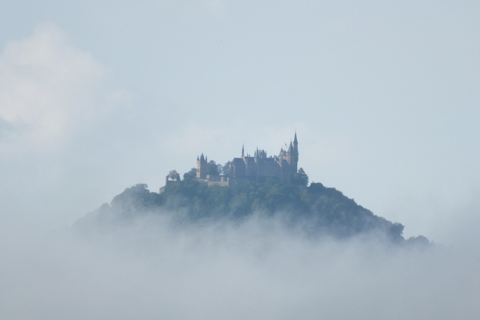 Zollenrnburg im Nebel des Morgens