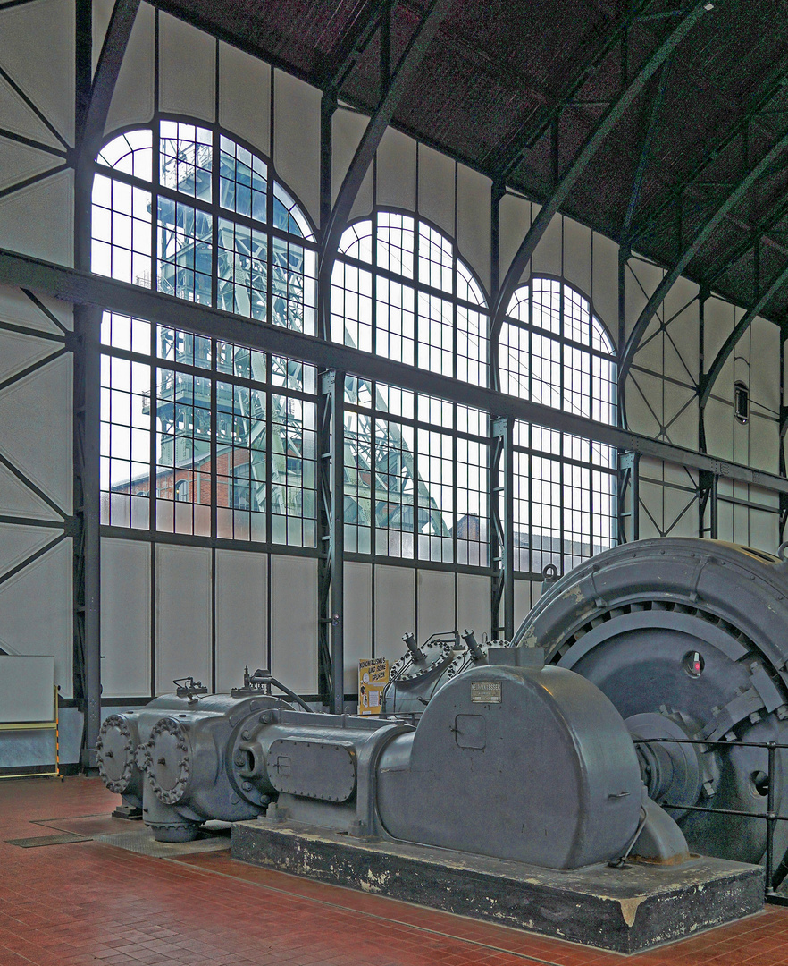 Zollern - Maschinenhalle  - Blick auf den Förderturm