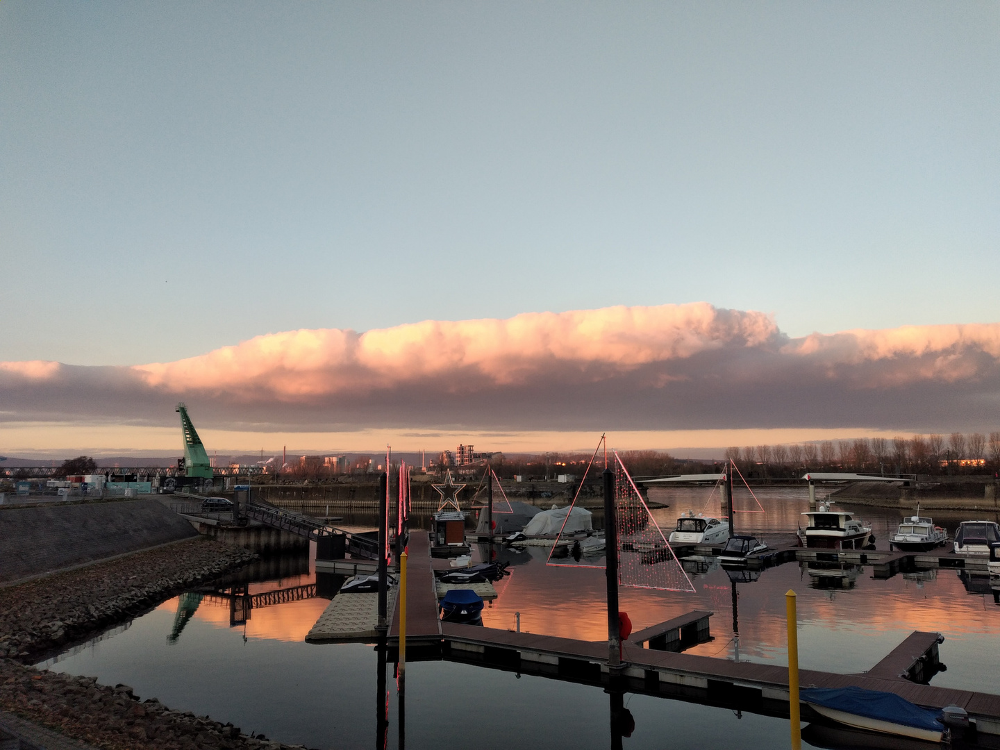 Zollhafen unter Zuckerwatte