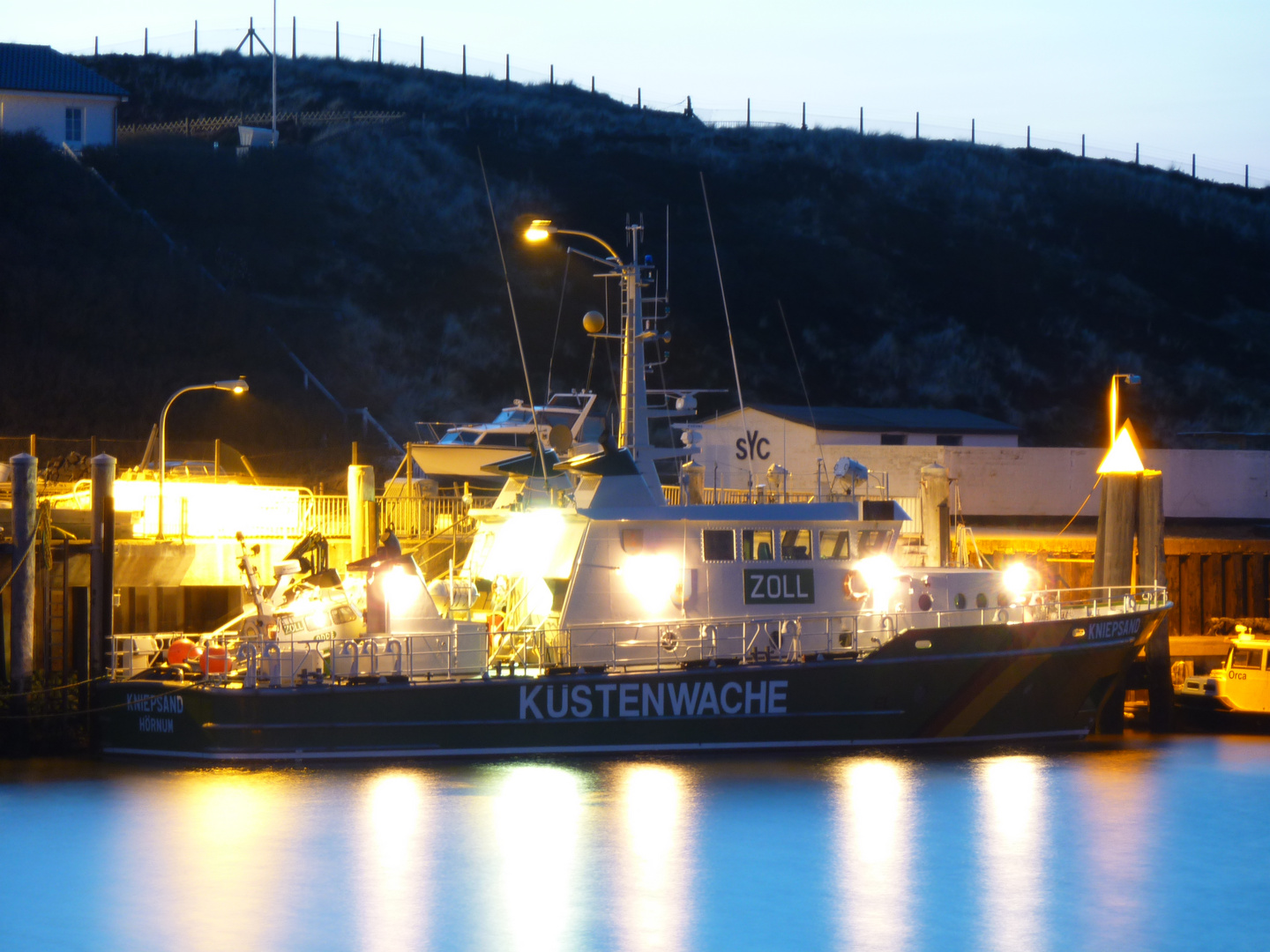 Zollkreuzer Kniepsand in der Abenddämmerung im Hafen von Hörnum