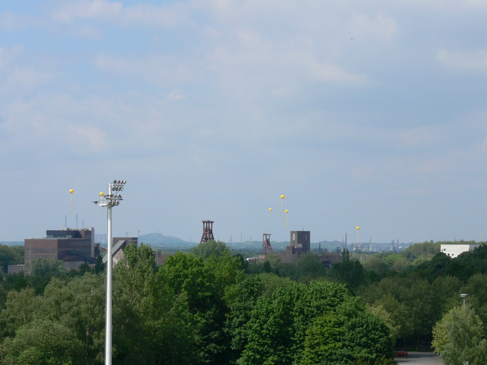 Zollverein - Blick auf 8 der gelben Ballone