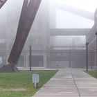 Zollverein, der Weg unterm Förderturm