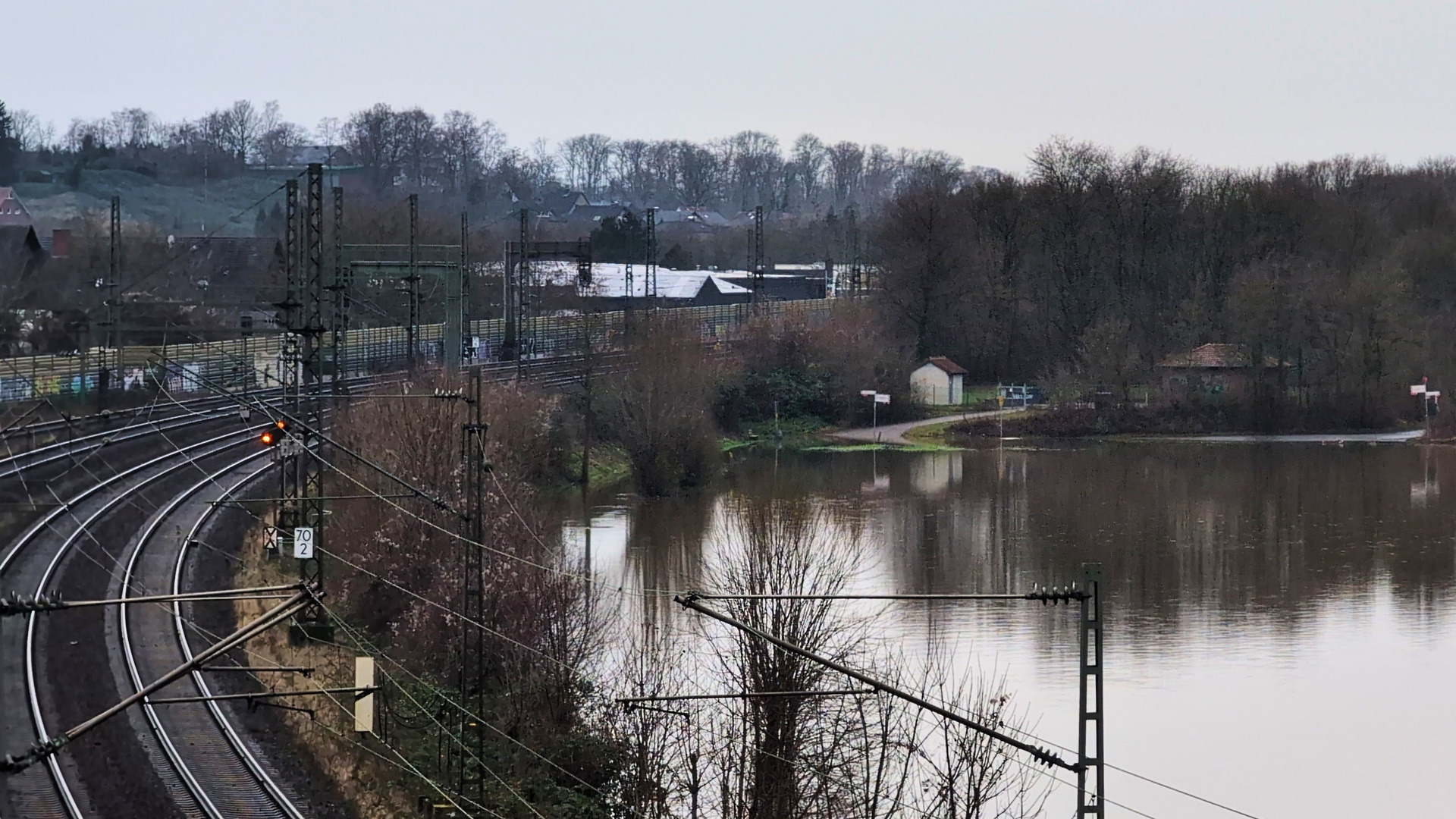 Zoltan Hochwasser in PORTA Westfalica ganz nah an der Bahnschiene  