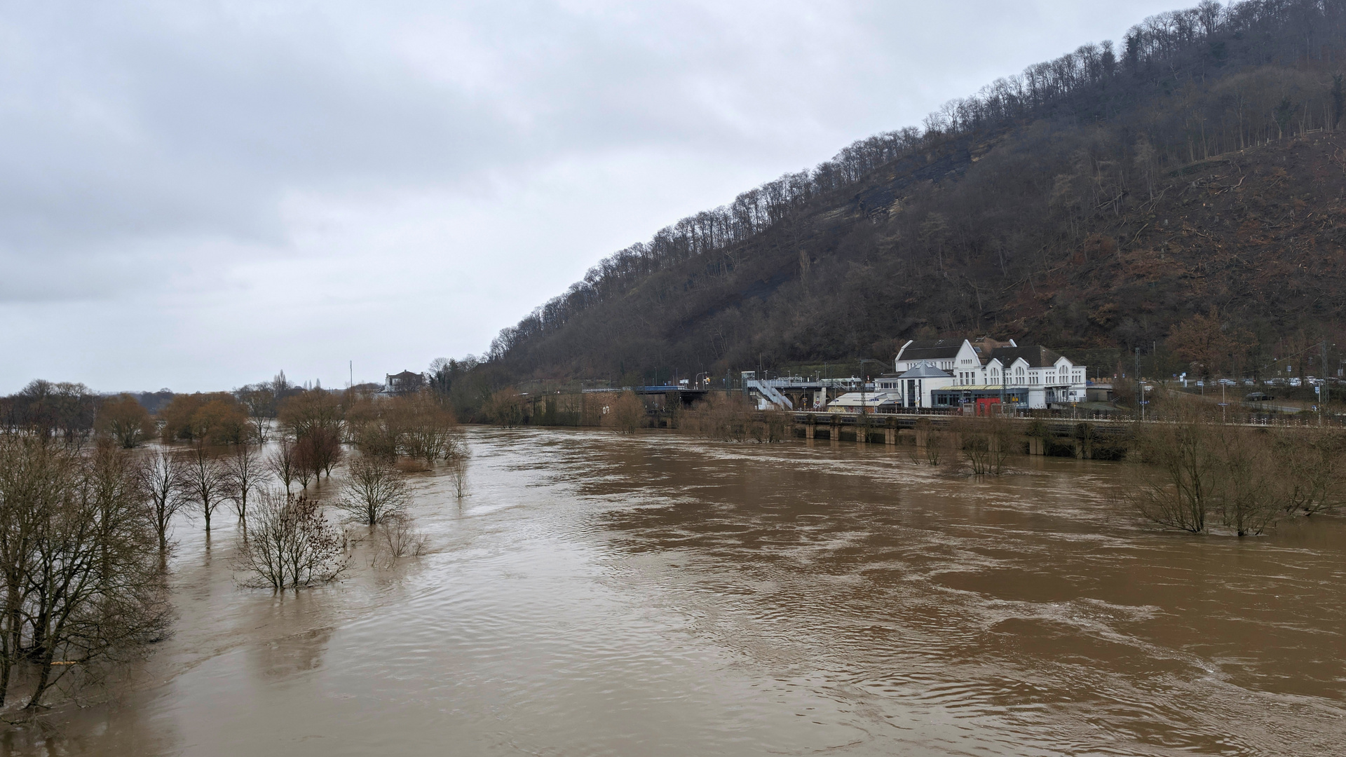 Zoltan Hochwasser in PORTA Westfalica Richtung Bahnhof