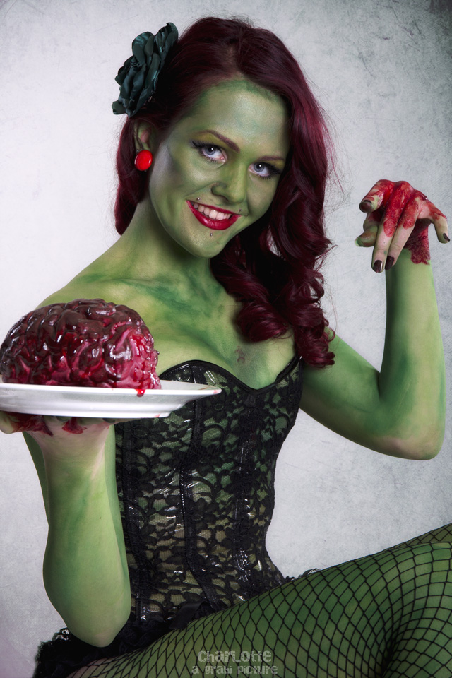 > zombie pin-up 