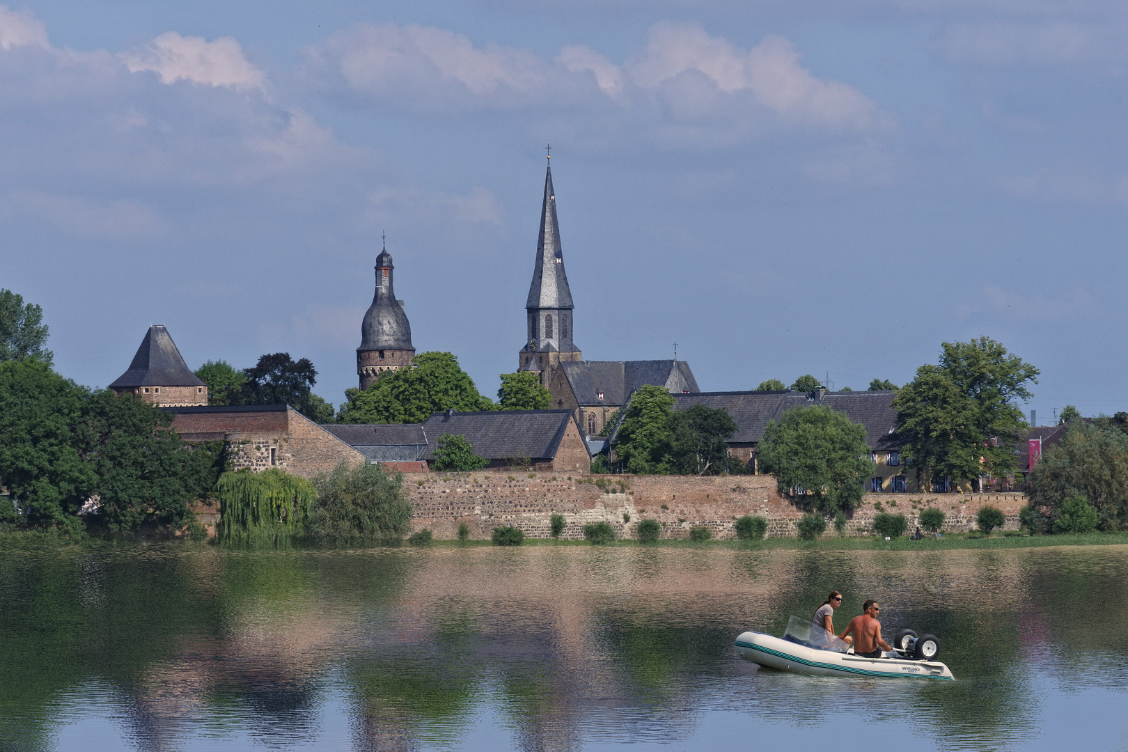 Zons am Rhein,Zeitverschiebung