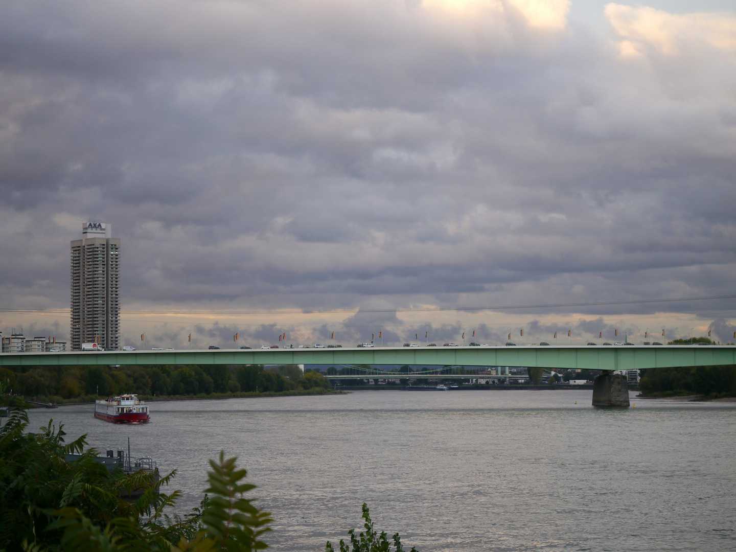 Zoobrücke in Köln mit Wolkensaum