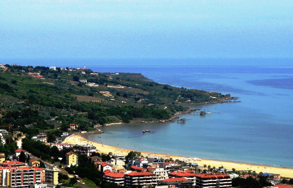 Zoom su Vasto Marina, in fondo il Faro di nn