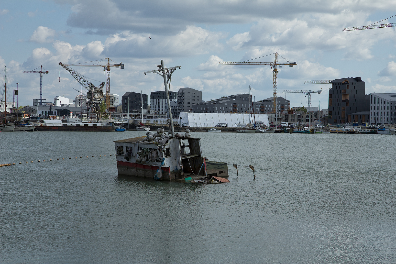 zoom sur l'étrange péniche (photo 1) l'arche de Noé