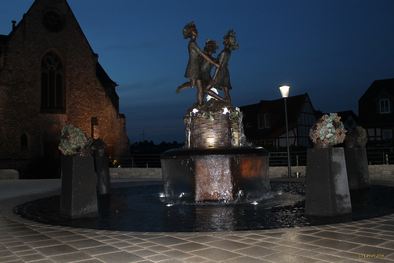 Zornheim LINDENPLATZ Drei-Grazien-Brunnen