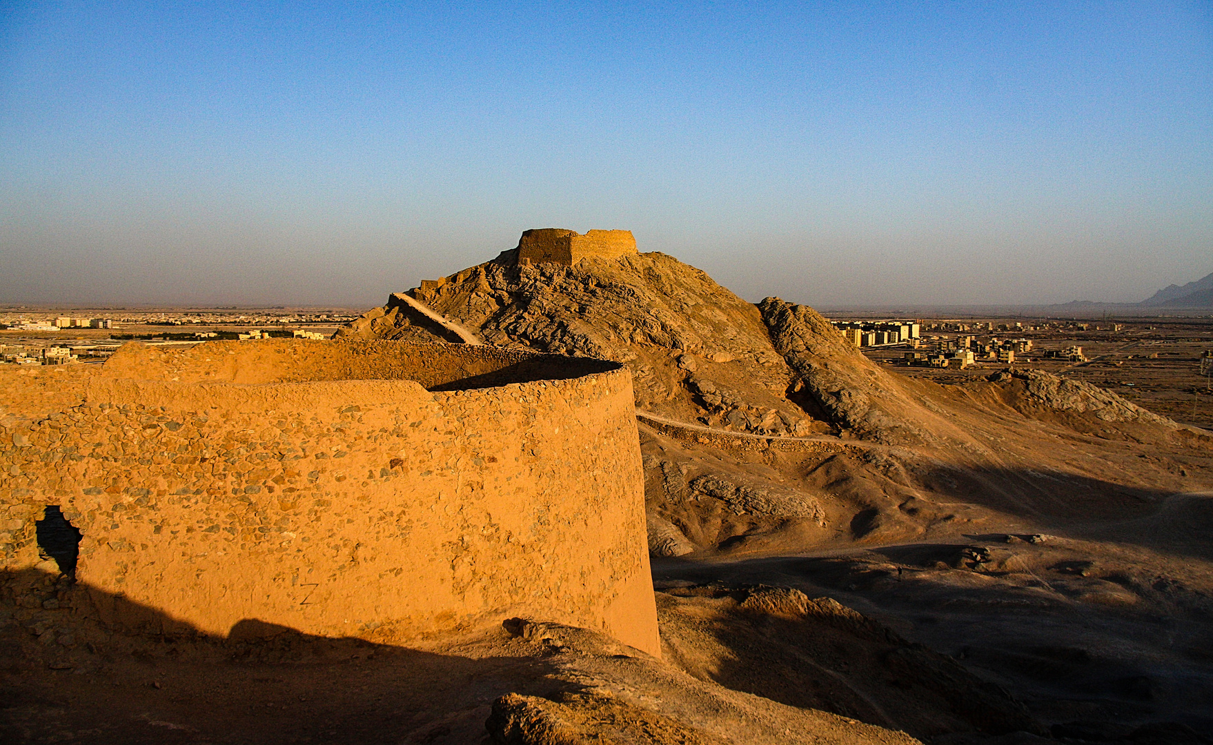 ZOROASTRISMUS (Kalender Januar) / Die Türme des Schweigens in Yazd (Iran)