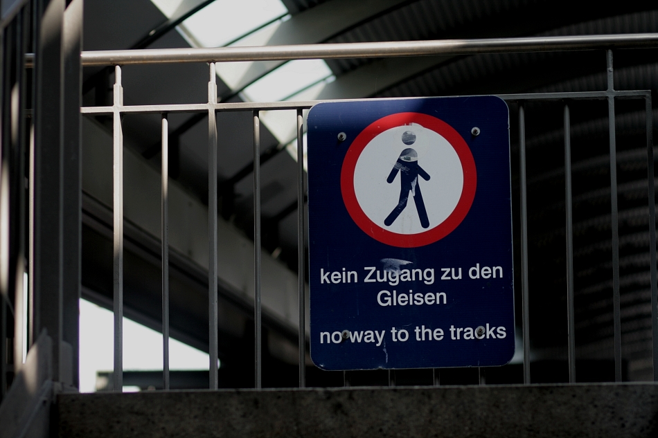 zu den gleisen? auf einem bahnhof? da könnte ja jeder kommen....