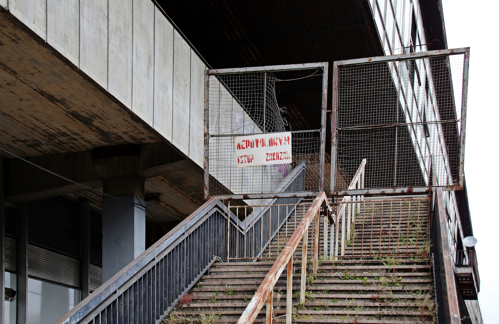 zu den Tribünen