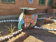 ... zu Ehren von Nelson Mandela auf einem Schulhof in Soweto/Johannesburg